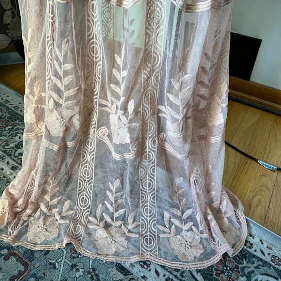 Beautiful lace open back dress - Picture 3 of 11